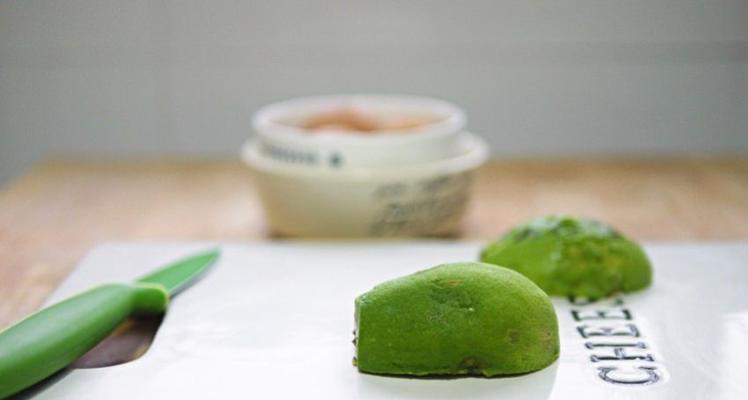 教你如何剥开牛油果皮（简单易学）