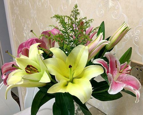 如何养护香水百合插花（教你轻松打造高雅花艺）