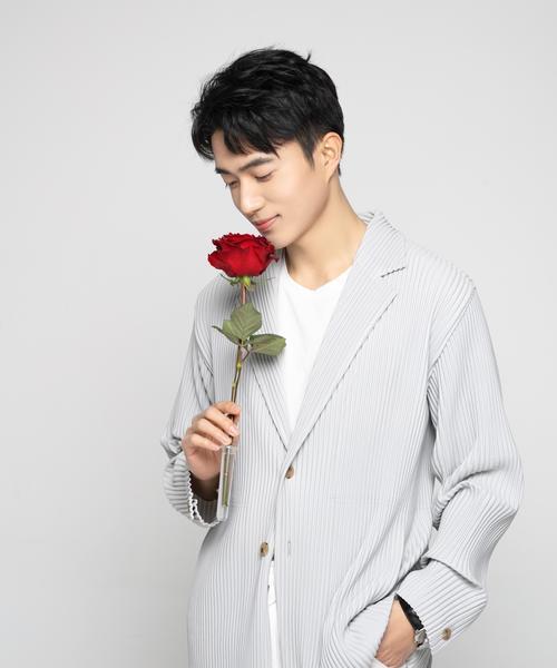 男模在妇女节送玫瑰花有何深意？