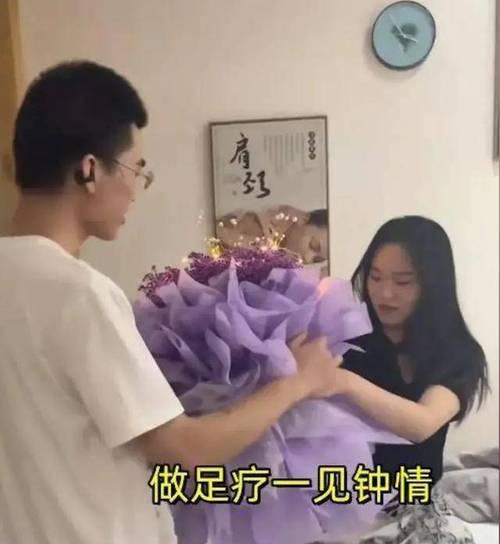 小哥送玫瑰花给路人是什么意思？路人收到玫瑰花有何寓意？