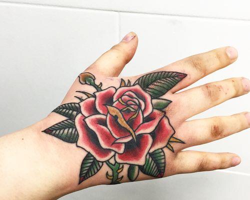 背部纹身玫瑰花有何含义？纹身玫瑰花代表什么？